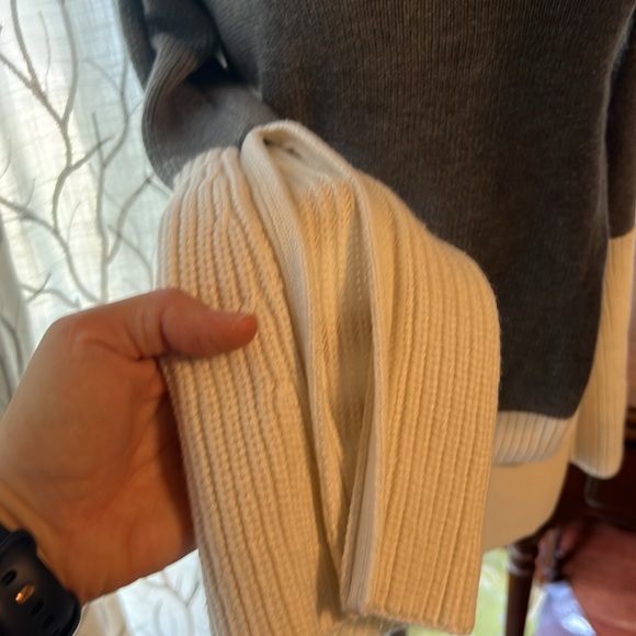 Do+Be  Slit Sleeve Color Blocked Cowl Neck Sweater grey and off white - Picture 5 of 5